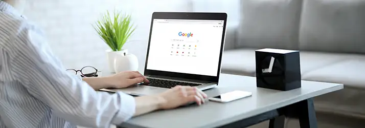 Chiropractic Person-Searching-On-Laptop-Computer-How-To-Find-A-Chiropractor-CS11BS11